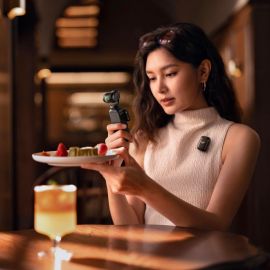 Bộ sản phẩm DJI Osmo Pocket 3 Creator, Máy quay vlog với cảm biến CMOS 1'', Máy quay vlog 4K/120fps, Chống rung 3 trục, Theo dõi khuôn mặt/đối tượng, Có mic cho âm thanh rõ nét, Máy quay vlog kỹ thuật số dành cho YouTube
